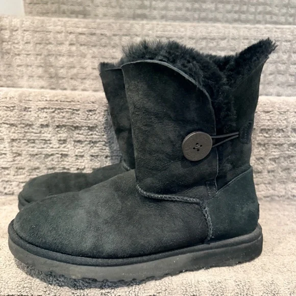 UGGS black Bailey single button size 8, EUC - Picture 3 of 6